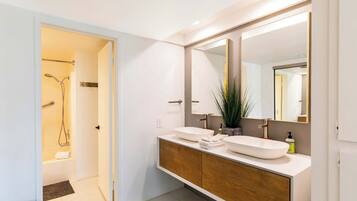 Condo, nhiều giường, sân hiên, quang cảnh núi (Panoramic Perfect) | Phòng tắm | Vòi sen/bồn tắm kết hợp, máy sấy tóc, khăn tắm
