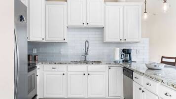 Condo, varias camas, patio, vista al jardín (B’Chillin Retreat on Table Rock Lake) | Cocina privada | Cafetera y tetera