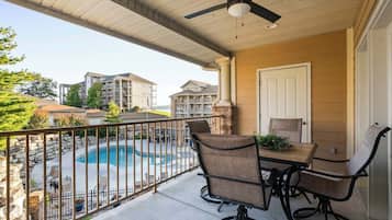 Condo, varias camas, patio, vista al jardín (B’Chillin Retreat on Table Rock Lake) | Restaurante al aire libre