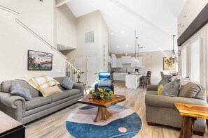 コンドミニアム ベッド (複数台) パティオ ガーデンビュー (B’Chillin Retreat on Table Rock Lake) | リビング エリア | 42 インチの薄型テレビ (デジタル放送視聴可)