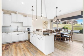 公寓客房, 多張床, 露台, 花園景 (B’Chillin Retreat on Table Rock Lake) | 私人廚房 | 咖啡機/沖茶器