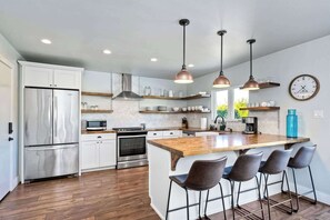 House, Multiple Beds, Pool Access, Pool View (Poolside Oasis) | Private kitchen | Fridge, microwave, oven, stovetop - Immaculate 3 BDR in Oceanside Private Pool & Spa (Oceanside)