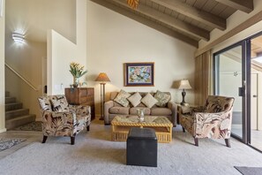 Leilighet, flere senger, adgang til basseng, hageutsikt | Oppholdsområde | En 50-tommers Flatskjerm-TV med kabel-kanaler samt TV