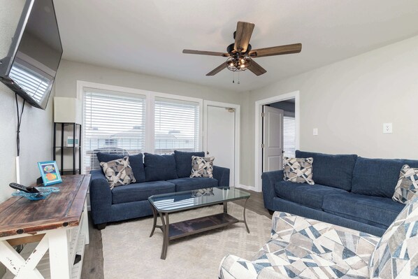 Condo, varias camas, balcón, vista parcial al océano (Beachin Rides) | Área de sala de estar | Televisión de pantalla plana de 42 pulgadas con canales digitales 