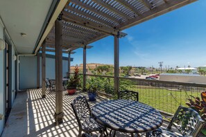 Lejlighed - flere senge - balkon - delvis havudsigt (Beachin Rides) | Udendørs spisemuligheder