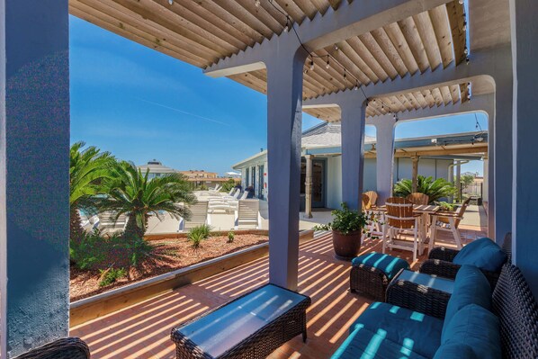 屋外ダイニングエリア