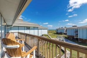 Condo, varias camas, balcón, vista parcial al océano (Beachin Rides) | Áreas de la propiedad