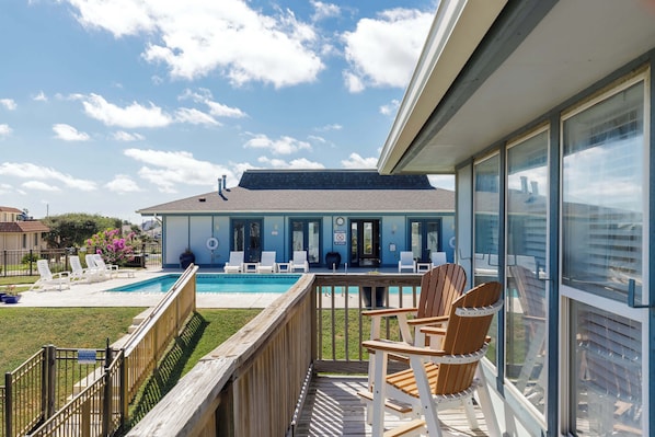 Appart'hÎtel, plusieurs lits, balcon, vue partielle sur l'océan (Beachin Rides) | Terrasse/Patio