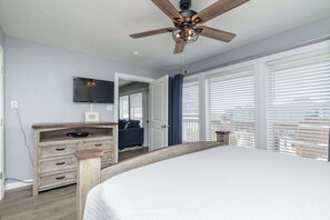 Condo, várias camas, sacada, vista parcial para o oceano (Beachin Rides) | 2 quartos, individualmente decorados, individualmente mobiliados