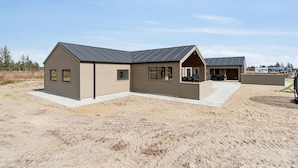 A modern two-story building with a flat roof and large windows. - Awesome home in ålbæk with WiFi (Ålbæk)