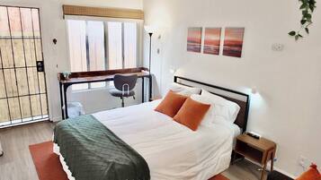 Studiosviitti, 1 keskisuuri parisänky, patio | Yksilöllisesti sisustettu, yksilöllisesti kalustettu, ilmainen Wi-Fi