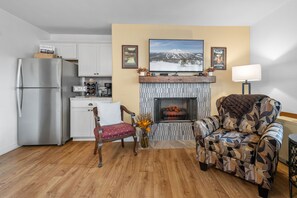 Interior - Paradise in the Pines (Bend)