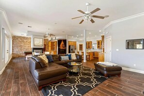 Smart TV, fireplace, video games - 5-Bedrooms on the water! 2 Kitchens, Hot Tub, and Theatre!  (Grove)