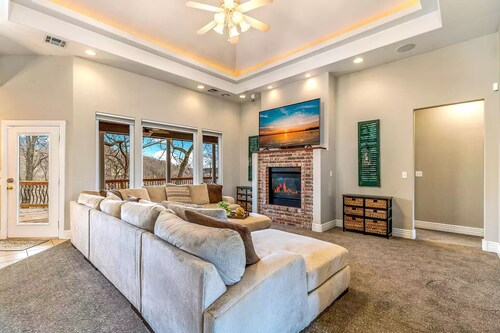 5-Bedrooms on the water! 2 Kitchens, Hot Tub, and Theatre! 