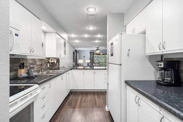 Apartment, Mehrere Betten, Balkon, Gartenblick (Dora) | Eigene Küche