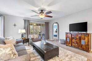 Appart'hôtel, plusieurs lits, balcon, vue jardin (Dora) | Coin séjour