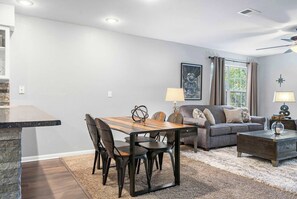 コンドミニアム ベッド (複数台) バルコニー ガーデンビュー (Dora) | レスト�ラン