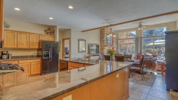 ハウス ベッド (複数台) 暖炉 マウンテンビュー | 専用キッチン | 冷蔵庫、電子レンジ、オーブン、コンロ