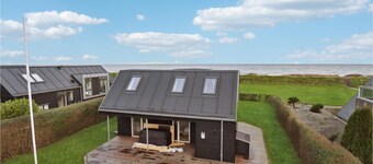 Awesome home in Otterup with jacuzzi