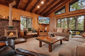 Casa, várias camas, sacada, vista para a montanha (McKinney Manor) | Área de estar | TV de tela plana 50 polegadas com canais digitais, lareira