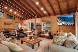 Casa, várias camas, sacada, vista para a montanha (McKinney Manor) | Área de estar | TV de tela plana 50 polegadas com canais digitais, lareira