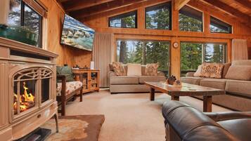 獨棟房屋, 多張床, 陽台, 山景 (McKinney Manor) | 起居區 | 50-吋平面電視、數位頻道、壁爐