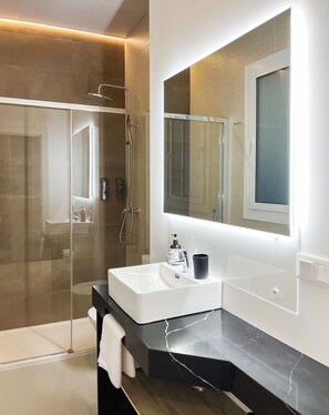 Premium Double Room | Bathroom | Shower, rainfall showerhead, free toiletries, hair dryer - Sevilla DosTorres (Seville)