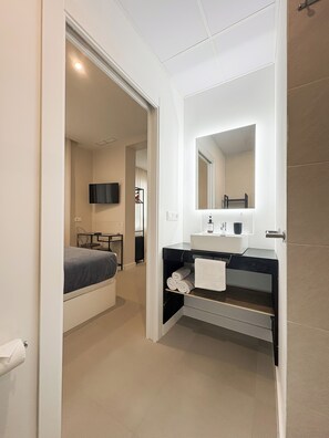 Superior Double Room | Bathroom | Shower, rainfall showerhead, free toiletries, hair dryer - Sevilla DosTorres (Seville)
