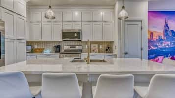 House, Multiple Beds, Balcony, City View | Private kitchen | Fridge, microwave, oven, stovetop