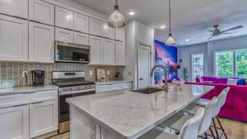 House, Multiple Beds, Balcony, City View | Private kitchen | Fridge, microwave, oven, stovetop