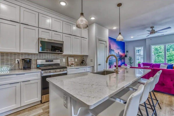 Hus - flera sängar - balkong - utsikt mot staden | Eget kök | Kylskåp, mikrovågsugn, ugn och spishäll