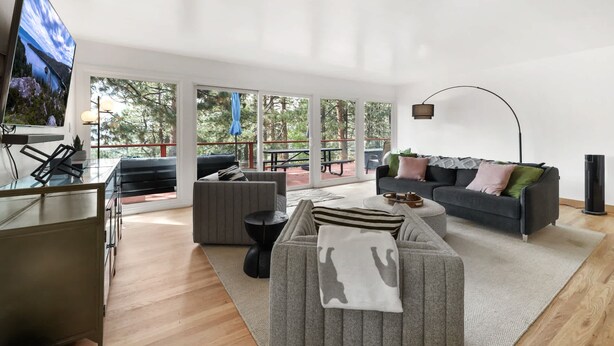 Hus, flere senger, adgang til basseng, fjellutsikt (Zephyr Cove Zen) | Oppholdsområde