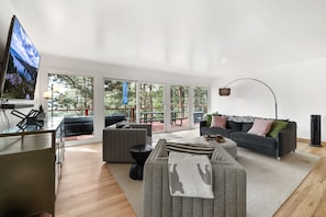 Ferienhaus, Mehrere Betten, Poolzugang, Bergblick (Zephyr Cove Zen) | Wohnbereich | 65-Zoll-Flachbildfernseher mit Digitalempfang