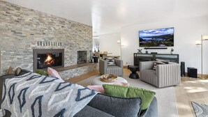 Hus, flere senger, adgang til basseng, fjellutsikt (Zephyr Cove Zen) | Oppholdsområde