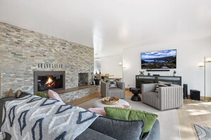 Casa, várias camas, acesso à piscina, vista para a montanha (Zephyr Cove Zen) | Área de estar | TV de tela plana 65 polegadas com canais digitais