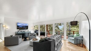 Hus, flere senger, adgang til basseng, fjellutsikt (Zephyr Cove Zen) | Oppholdsområde