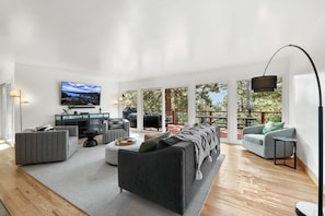 Casa, várias camas, acesso à piscina, vista para a montanha (Zephyr Cove Zen) | Área de estar | TV de tela plana 65 polegadas com canais digitais