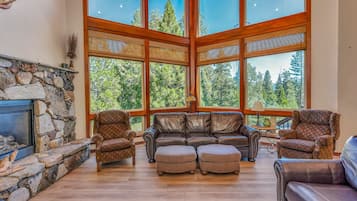 Cabin, Multiple Beds, Patio, Mountain View (Travioli Mountain Retreat) | Interior