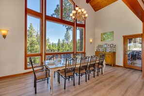 Cabin, nhiều giường, sân hiên, quang cảnh núi (Travioli Mountain Retreat) | Khu vực ăn uống tại phòng