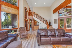 Cabin, nhiều giường, sân hiên, quang cảnh núi (Travioli Mountain Retreat) | Khu phòng khách | TV, lò sưởi 