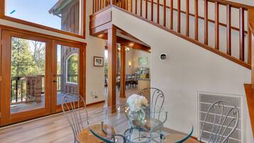 Cabin, Multiple Beds, Patio, Mountain View (Travioli Mountain Retreat) | In-room dining