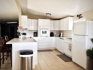 Jääkaappi, mikroaaltouuni, uuni, liesi