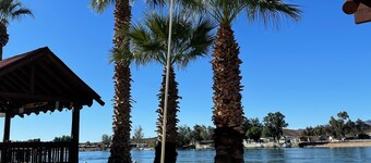 Welcome to the River House! Bright peaceful desert/river home. 