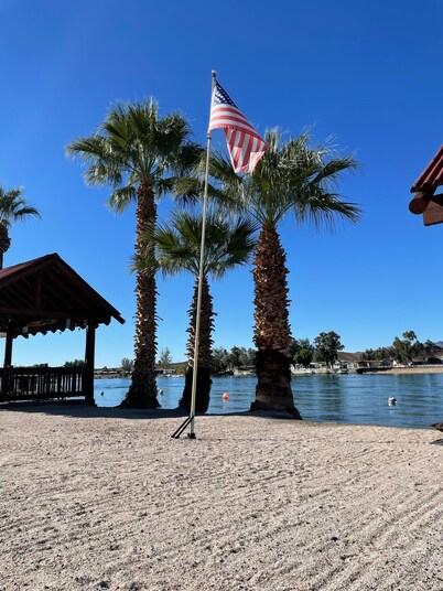 Welcome to the River House! Bright peaceful desert/river home. 
