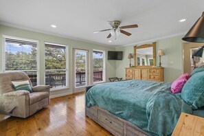 4 bedrooms, iron/ironing board, free WiFi, bed sheets - Quaint Lakefront Home on Lake Hamilton w/ Game Room & Boat Dock! Great Location! (Hot Springs)