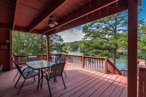 Outdoor dining - Quaint Lakefront Home on Lake Hamilton w/ Game Room & Boat Dock! Great Location! (Hot Springs)