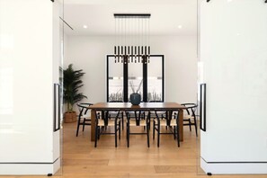Dining - Pool, spa, rooftop, back yard, gym, fire pit, games and more (Los Angeles)