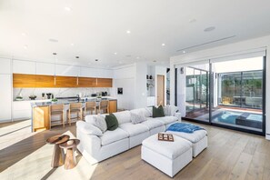 Télévision, livres, chaîne hi-fi, espaces bureaux
