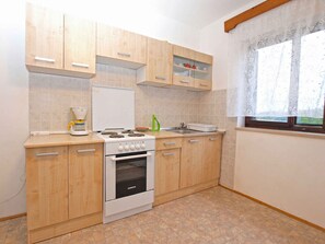 Køleskab, ovn, kogeplade, kaffe-/temaskine