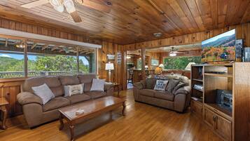 Cabaña, varias camas, patio, vista a la montaña (Back in Time) | Área de sala de estar | Televisión de pantalla plana de 42 pulgadas con canales digitales